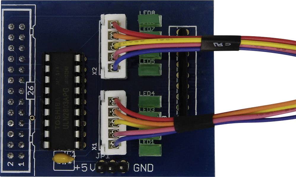 Et blåt elektronisk kredsløbskort viser en chip med flere tilsluttede farverige kabler og mærkninger for +5V og GND.