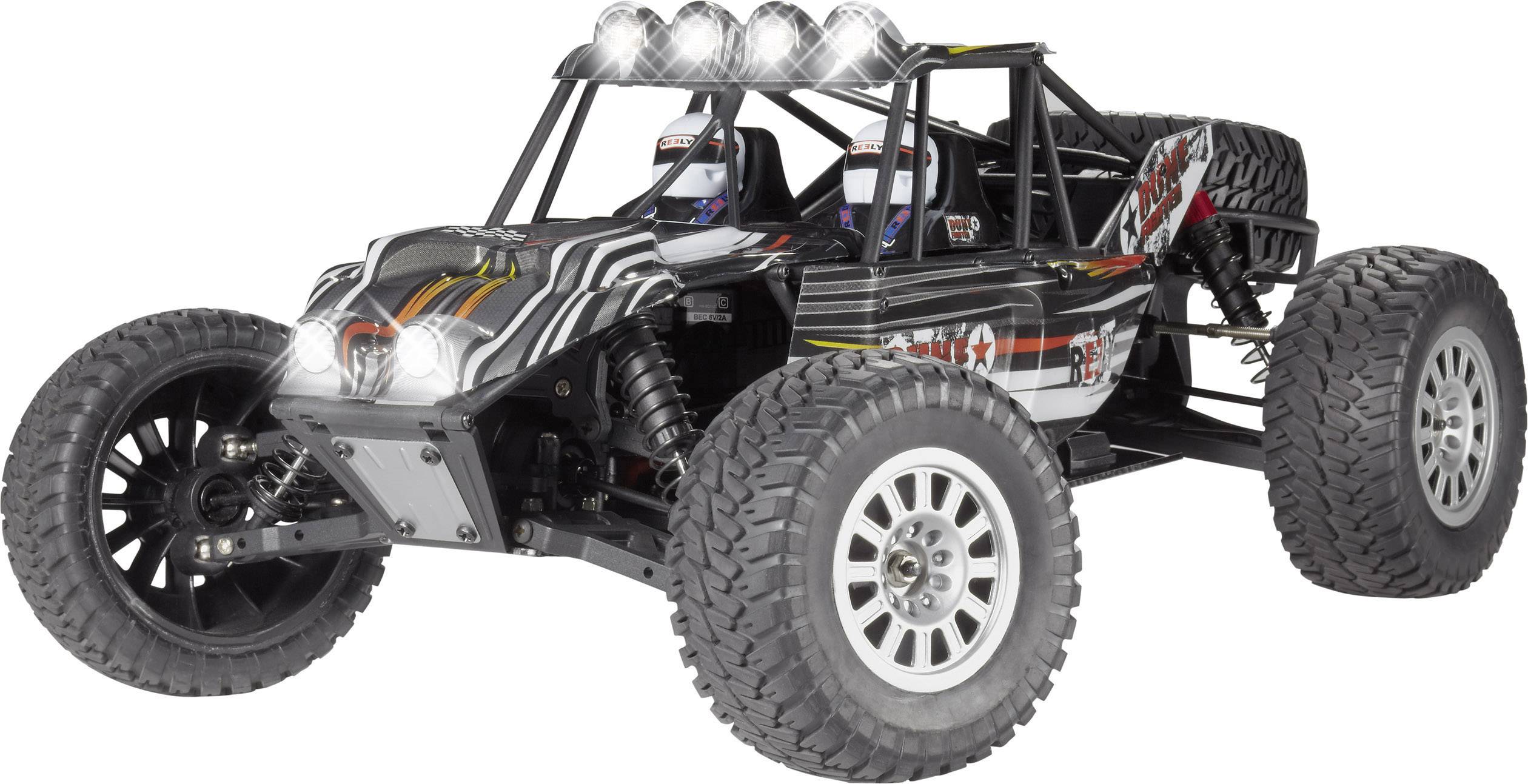 En fjernstyret bil i buggy-stil, sort med hvide og røde striber, store terrændæk.