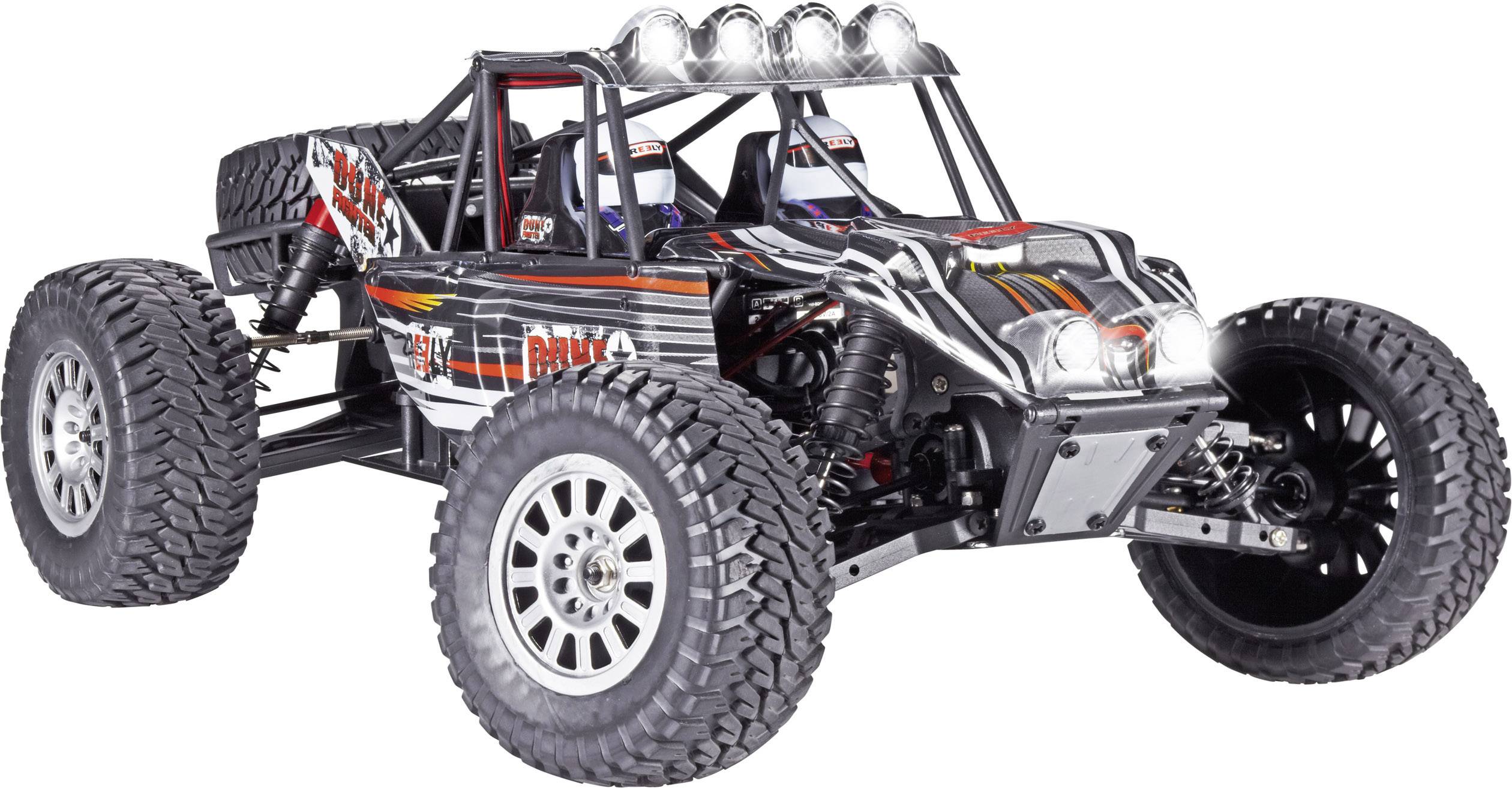 En fjernstyret bil i buggy-stil med robuste dæk og et sort-rødt design, velegnet til offroad-eventyr.