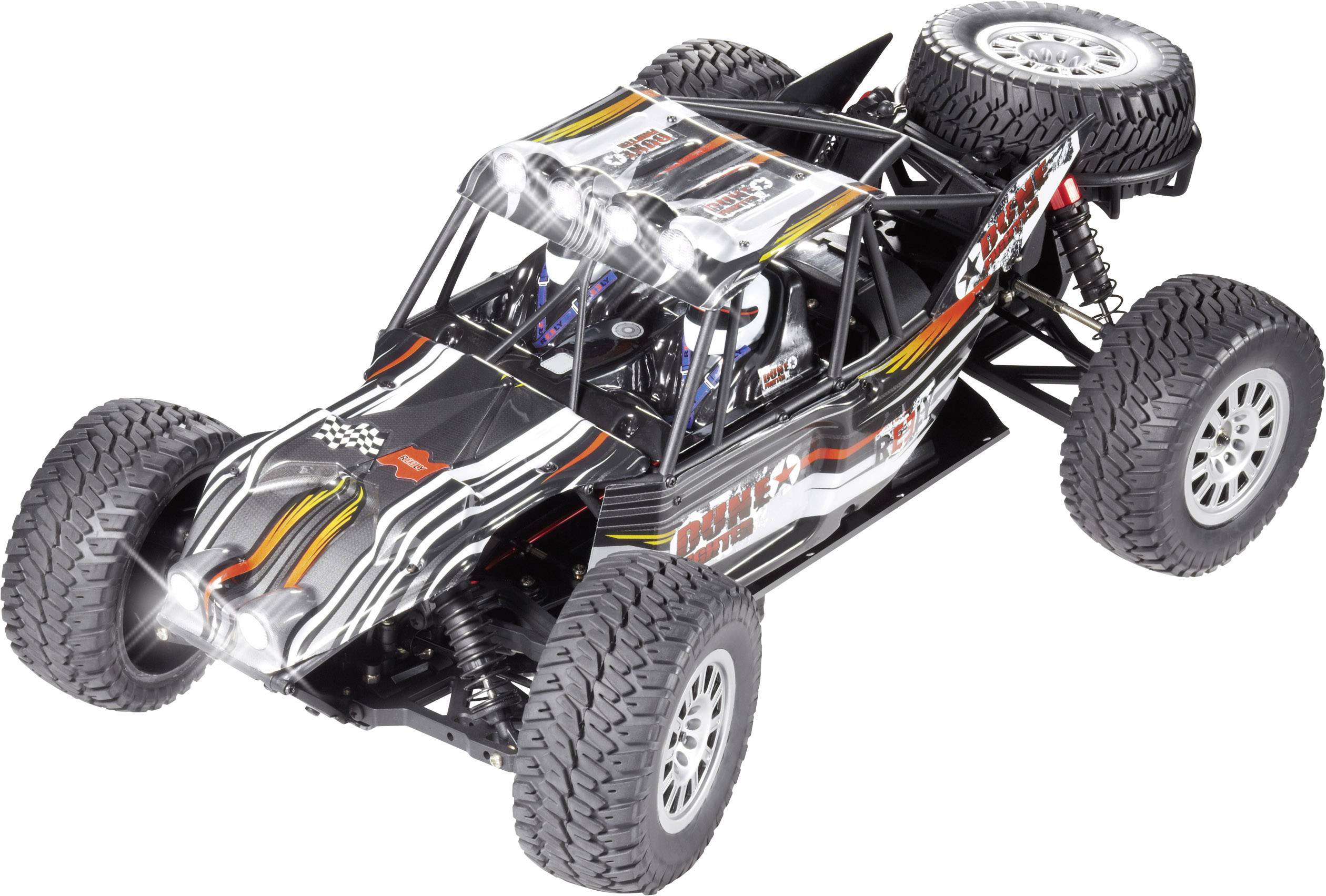 En fjernstyret bil i offroad-stil med robuste dæk, et stiliseret sort-hvid-gult design og et reservehjul bagtil.
