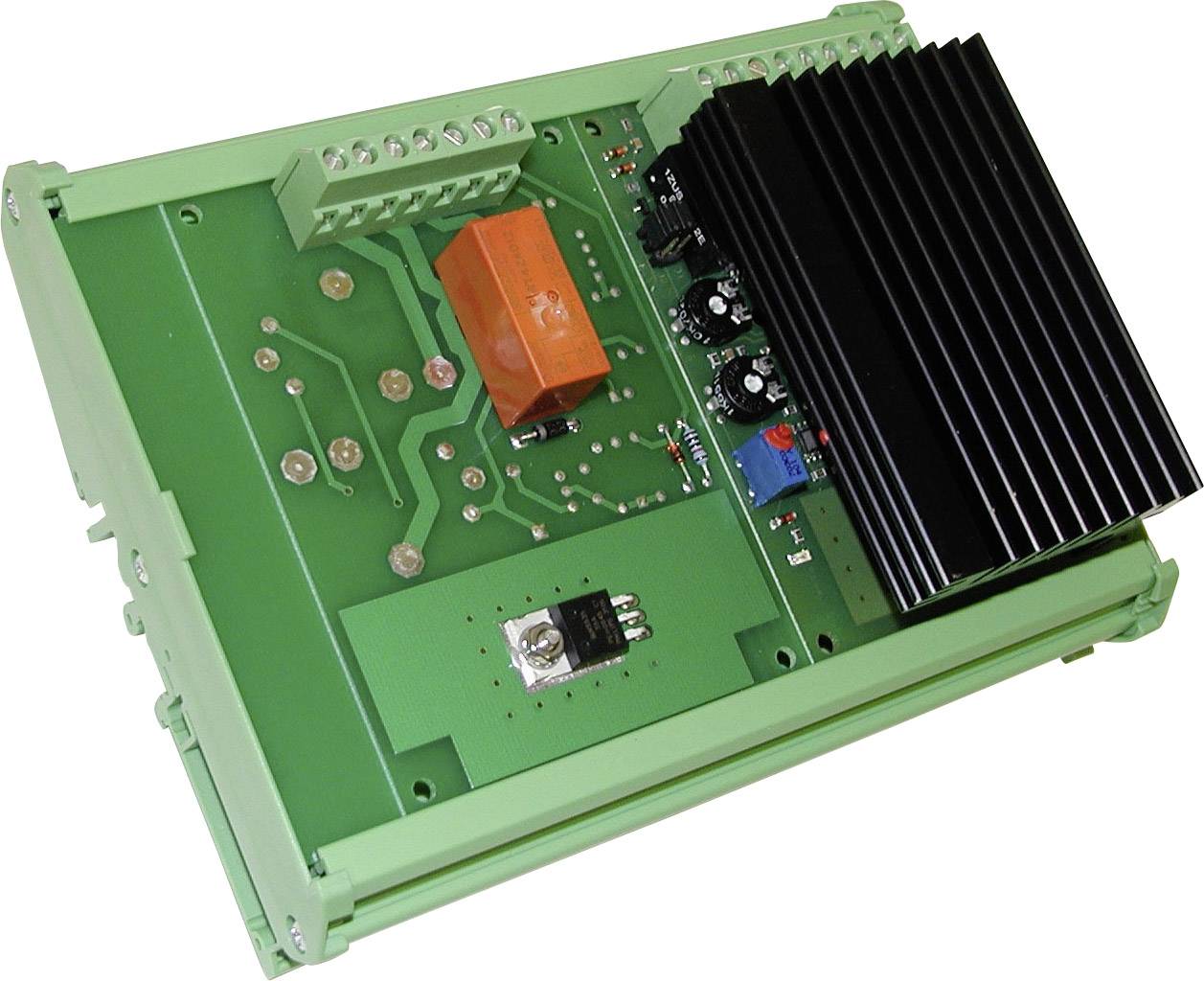 Et grønt elektronisk styremodul med en sort køleprofil. Indeholder kredsløb og et orange relæ.