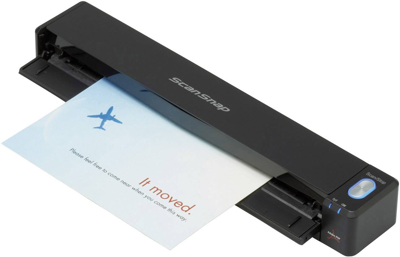 En bærbar scanner scanner et dokument med et billede af et fly. På dokumentet står der: 'Jeg er flyttet! I er velkomne til at følge med mig'.