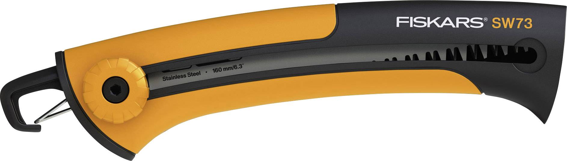Håndsav fra Fiskars, model SW73, med orange-sort håndtag og beskyttelseshylster til savklinge. Egnet til præcise snit.