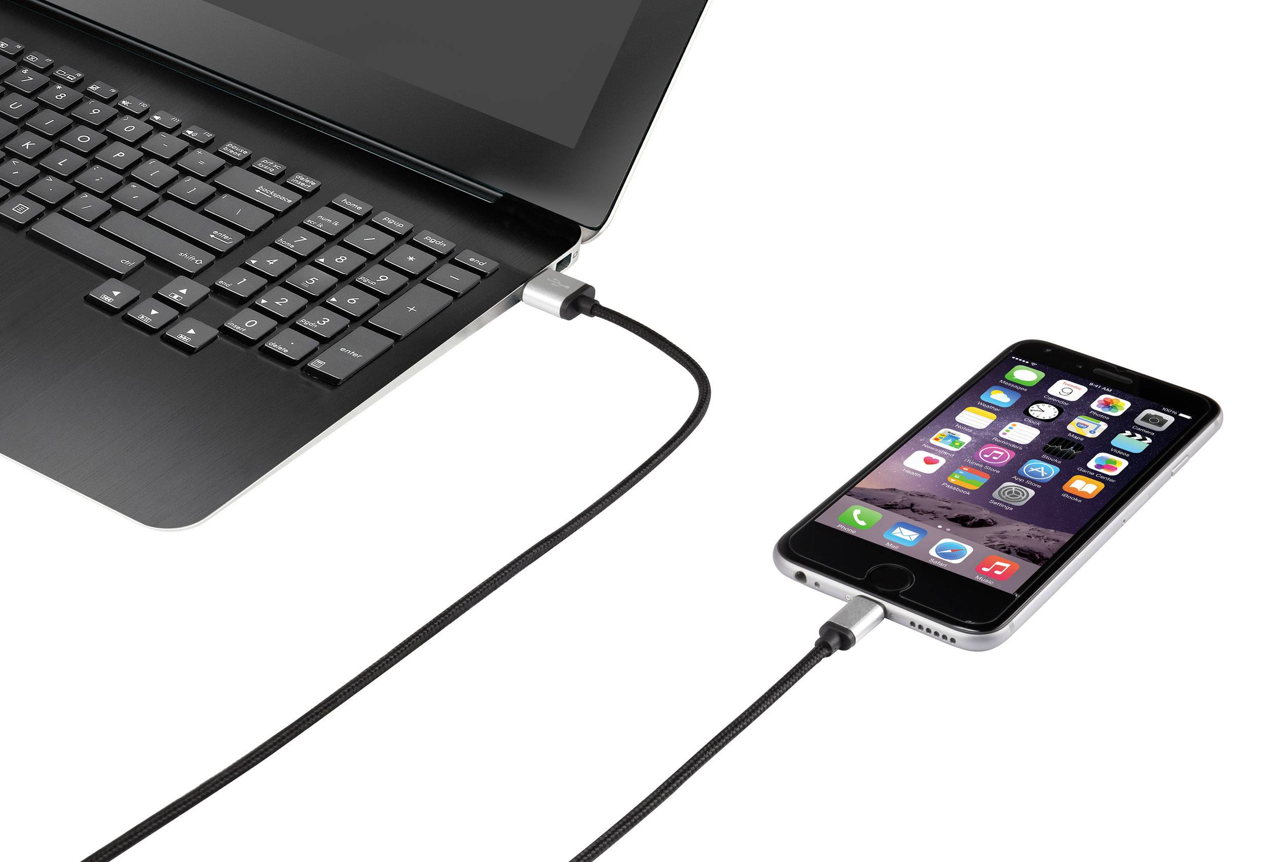 En smartphone forbindes via et kabel til en bærbar computer, hvilket indikerer, at enheden er ved at blive opladet eller synkroniseret.