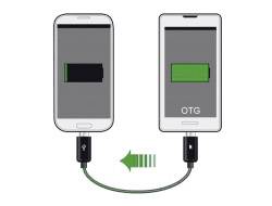 En smartphone oplader en anden via et USB-OTG-kabel. Begge telefoner viser batterisymboler, hvoraf den ene lader strøm, mens den anden afgiver strøm.