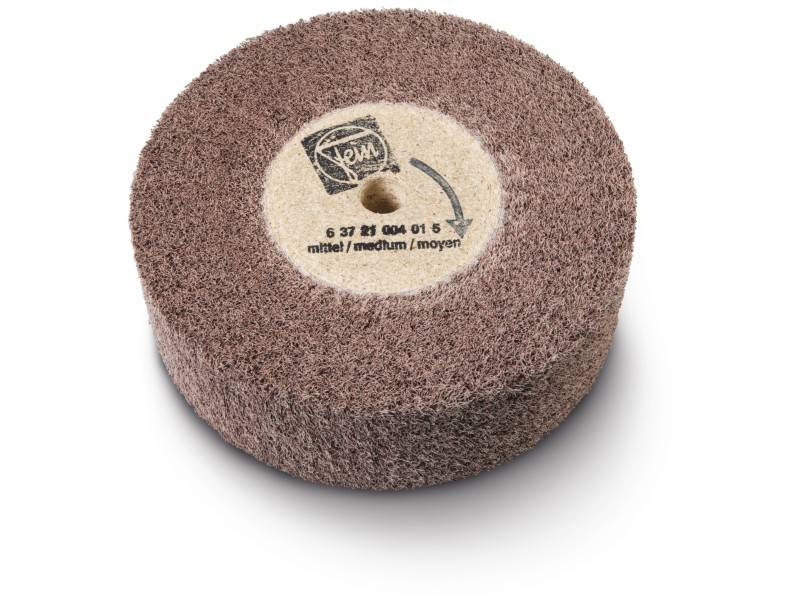 En rund slibeskive med brun, ru overflade. I midten er der et etiket med påskriften 'medium'.