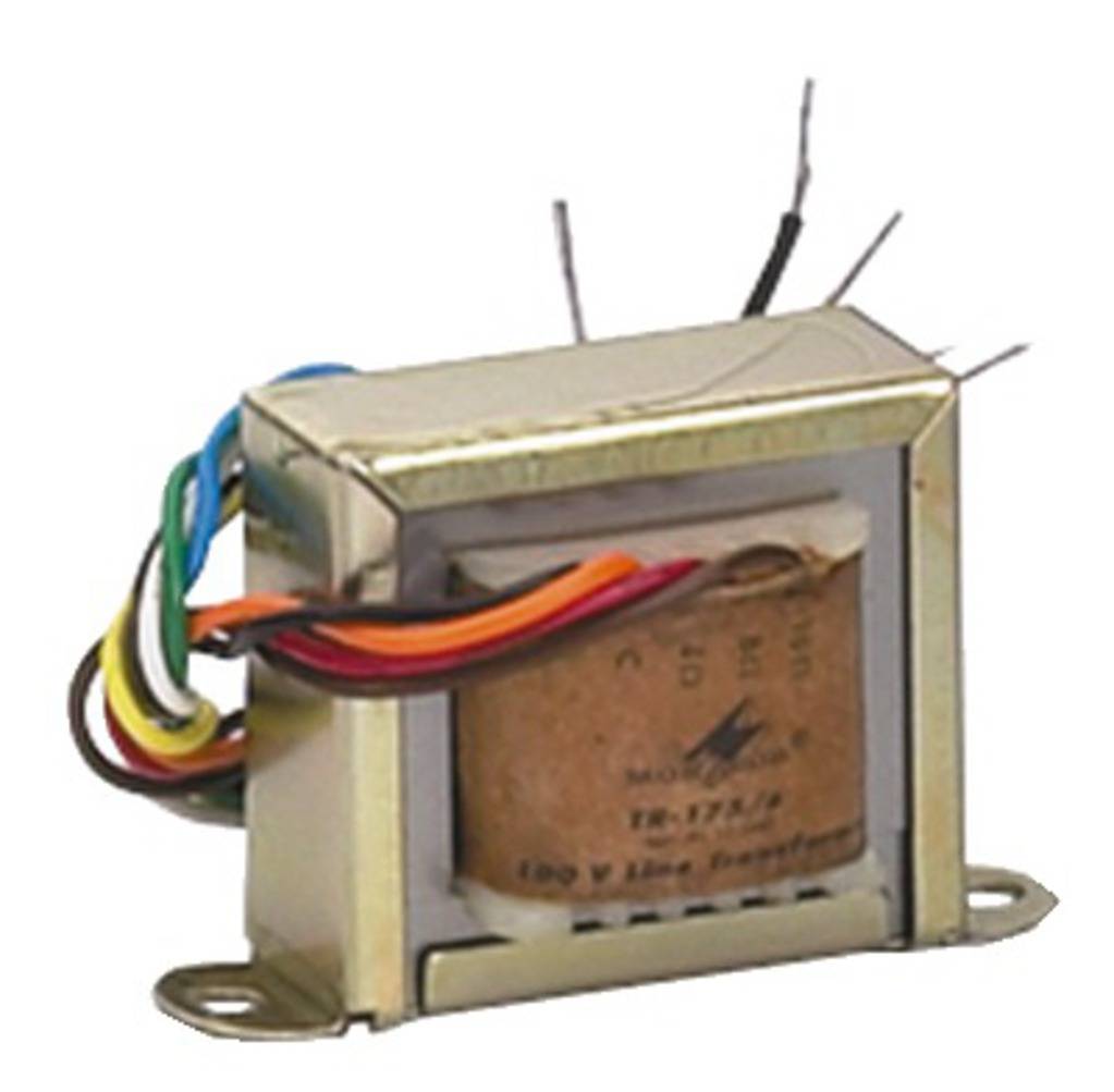 En elektrisk transformator med flere farvede kabler. Egnet til spændingsomformning i elektroniske enheder.
