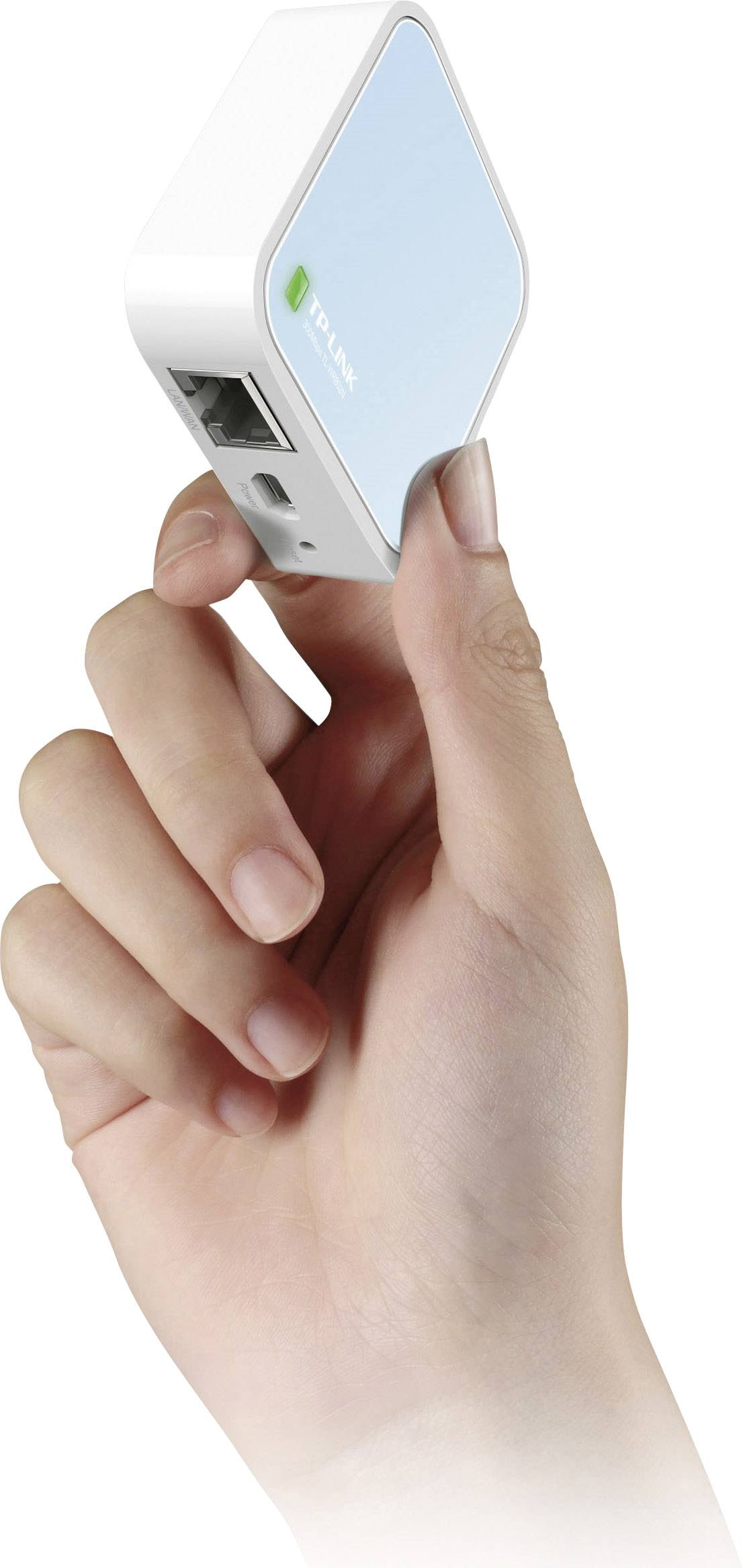 En hånd holder en lille, rektangulær router i hvid og blå fra mærket TP-Link.