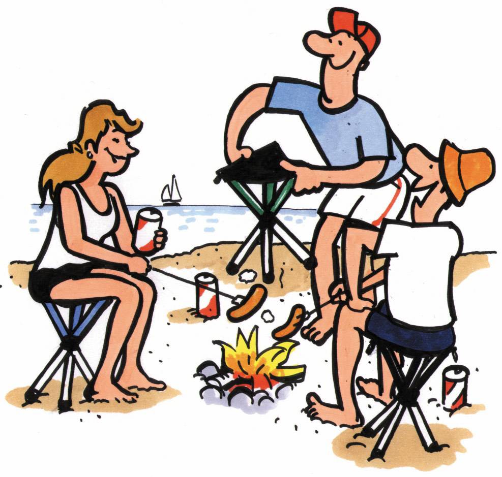 Tre personer sidder på et strandhåndklæde, mens de nyder drikkevarer og griller pølser over et lille bål.