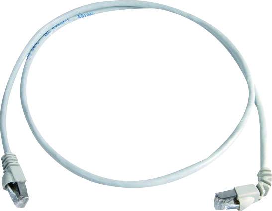 Et hvidt Ethernet-kabel med RJ45-stik i begge ender, liggende på en hvid overflade.
