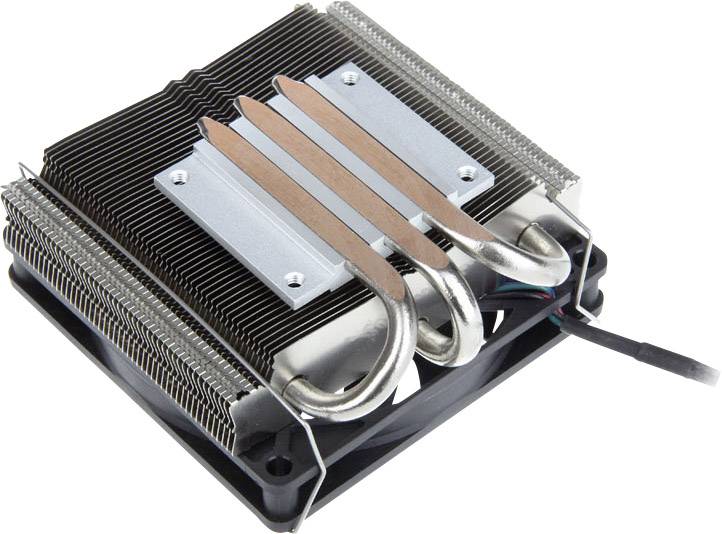 En CPU-køler med ventilator, kobber-heatpipes og køleribber tjener til varmeafledning i computerkabinettet.