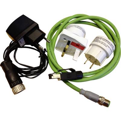 Forskellige adaptere og kabler, herunder en sort strømforsyning, et grønt Ethernet-kabel og to internationale stikadaptere.