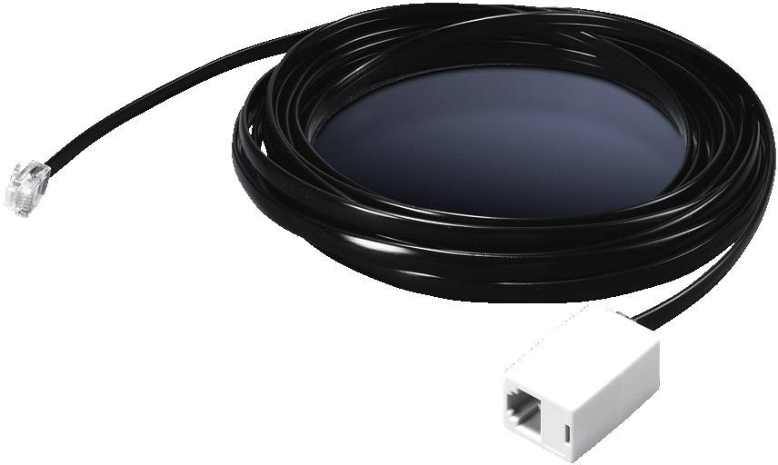 Sort netværkskabel med RJ45-stik i den ene ende og en hvid adapter i den anden ende, oprullet.