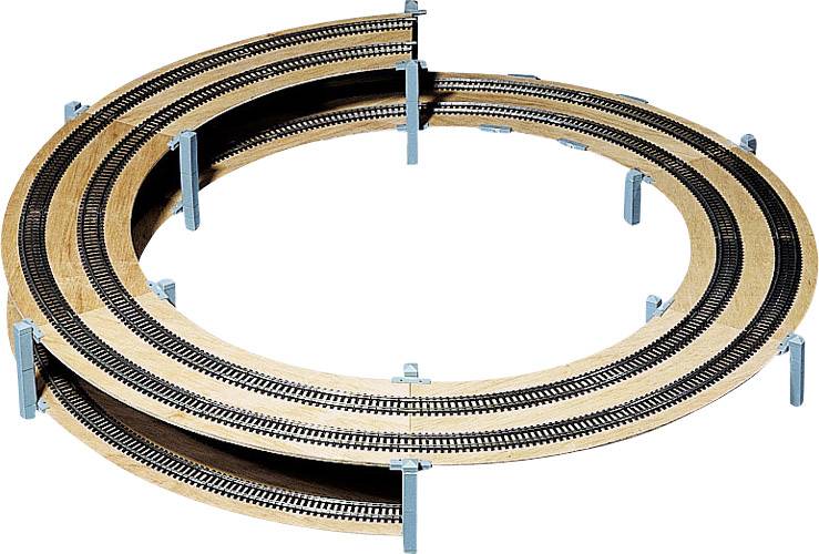 Flerlaget modeltogsvendespiral i træ med fire parallelle spor, der er arrangeret spiralformet på blå støtter.
