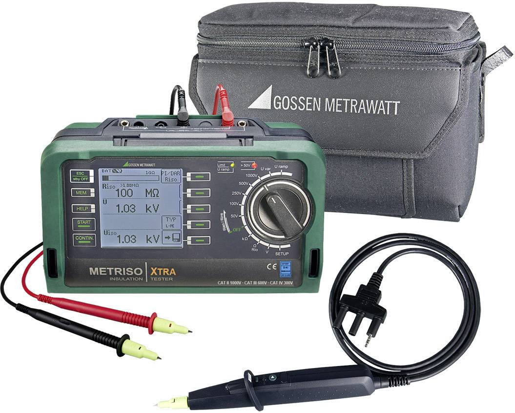 Et digitalt måleapparat med kabler og testspidser, placeret foran en grå taske med 'Gossen Metrawatt' påskrift.