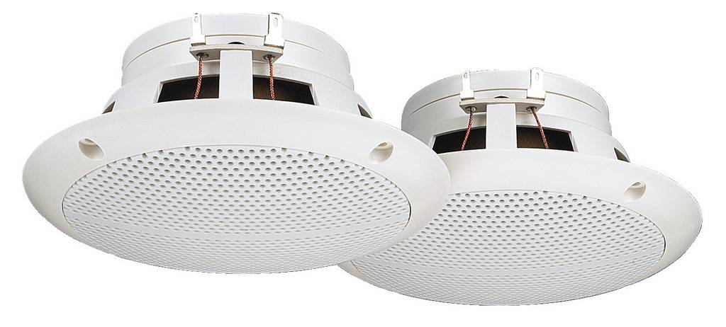To monterede hvide røgdetektorer i loftet, der viser ventilationssprækker og beslag.