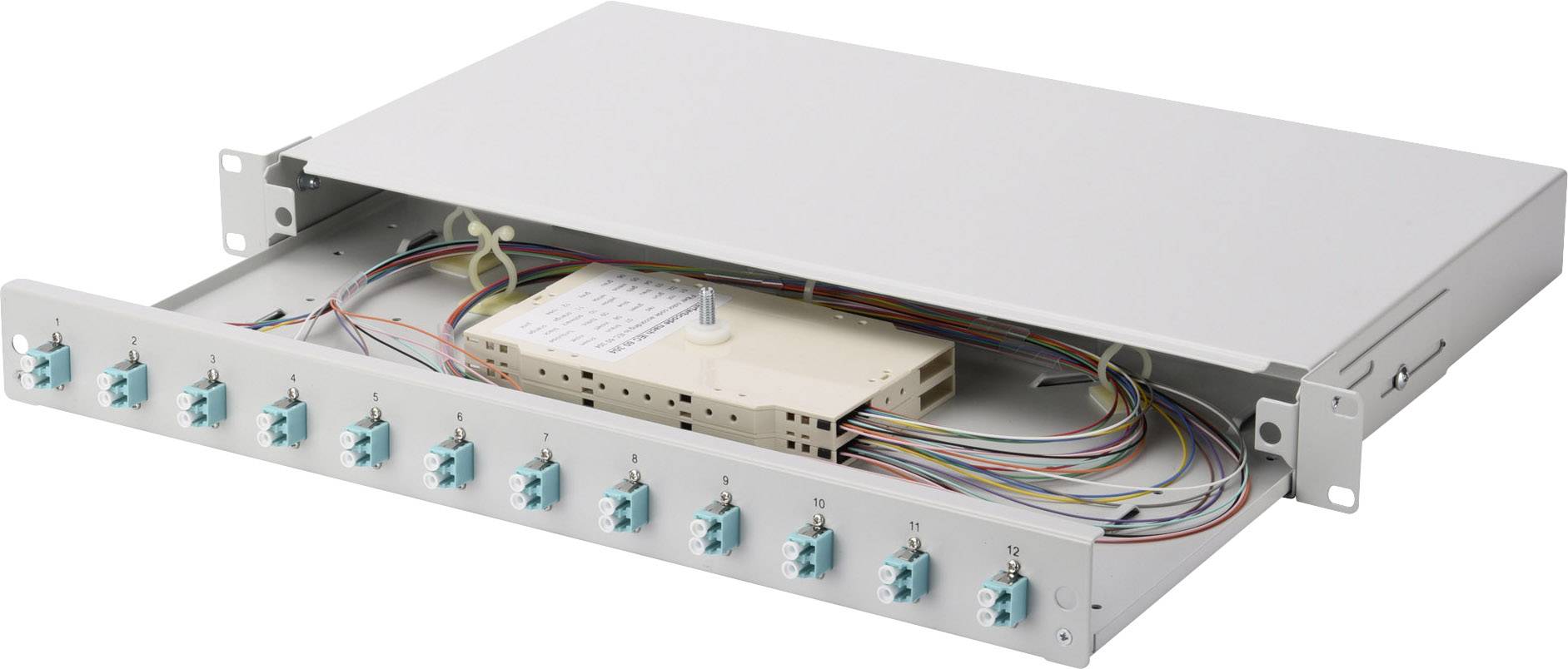 Et åbent glasfiberpatchpanel med flere stik og kabler.