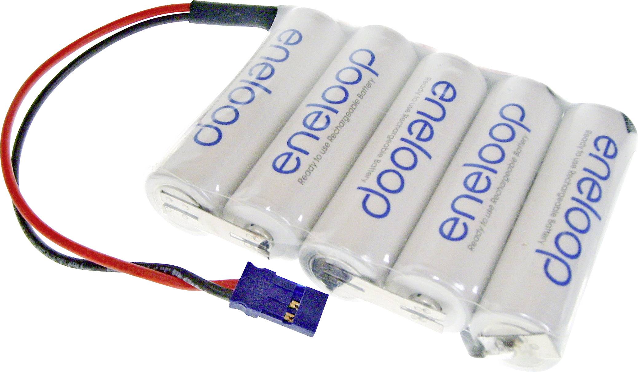 Fire genopladelige batterier indpakket i plastik med blå 'eneloop'-logoer og røde/sorte tilslutningsledninger.