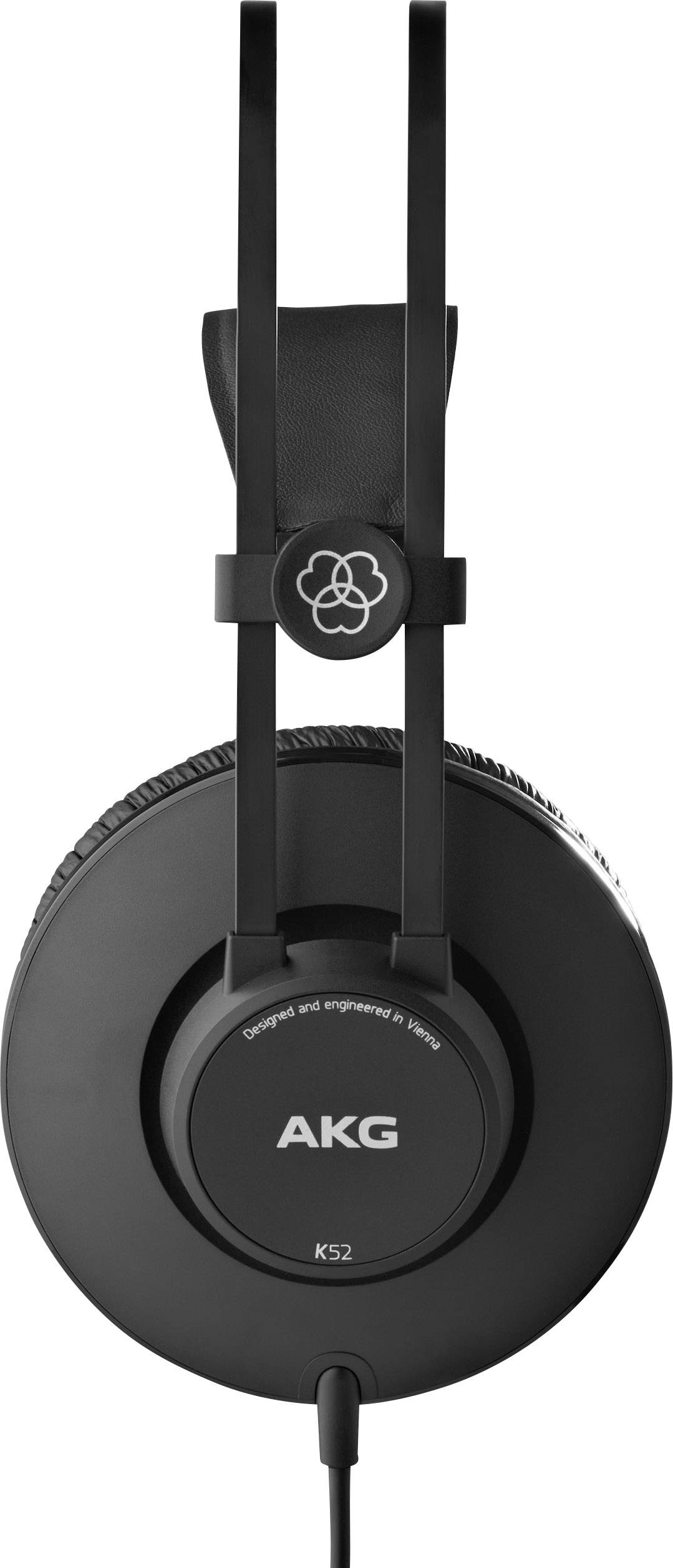 En enkelt sort over-ear hovedtelefon med 'AKG' logo og modelnummer 'K52' på ørekoppen, fotograferet fra siden.
