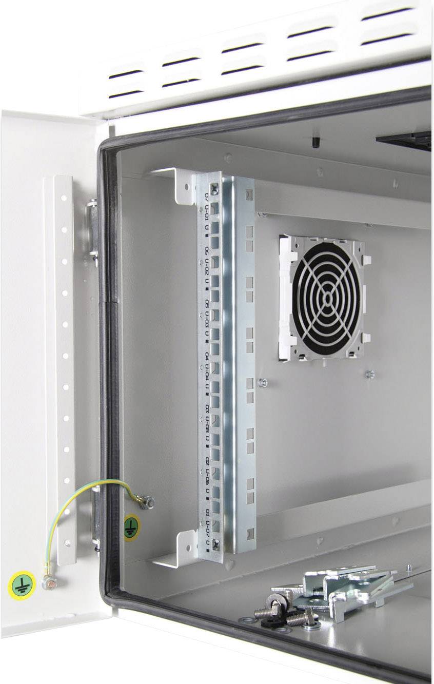 Metalkabinet med åben dør viser monteringsskinne og ventilator indvendigt. Egnet til installation af elektroniske komponenter.