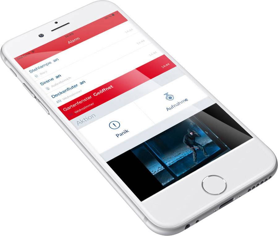 Smartphone med sikkerhedsapp. Skærmen viser en liste over hjemmealarmmuligheder og et skærmbillede fra et overvågningskamera.