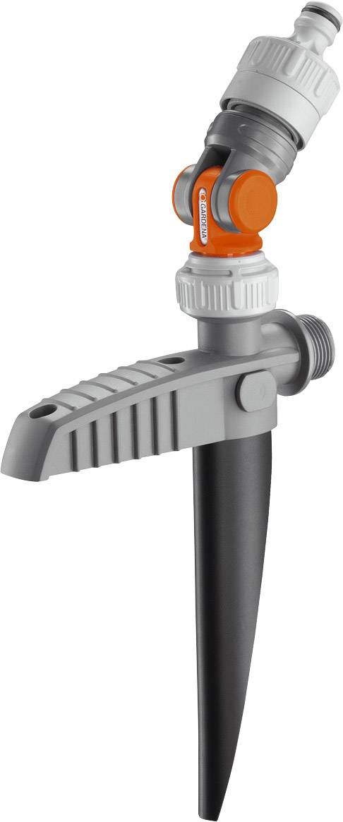 En grå havevandspreder med et orange led. Den er lavet af plast og har et jordspyd, der gør den nem at placere i jorden.
