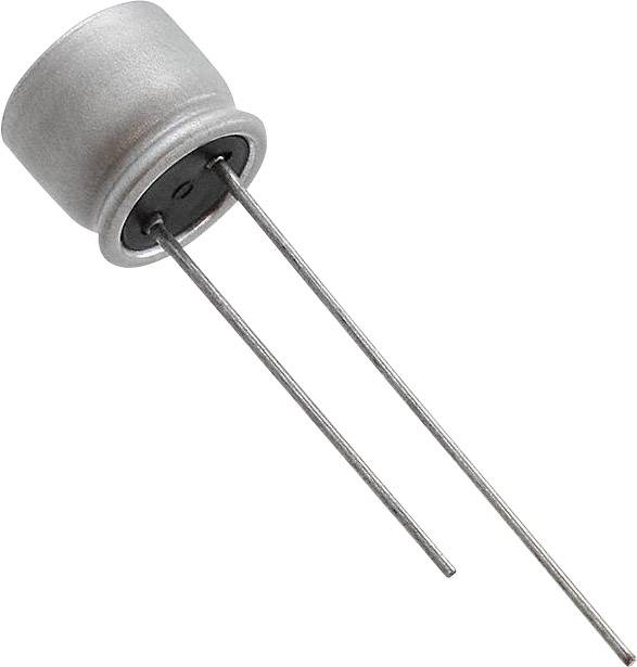 En cylindrisk elektronisk kondensator med to lange trådben på hvid baggrund.