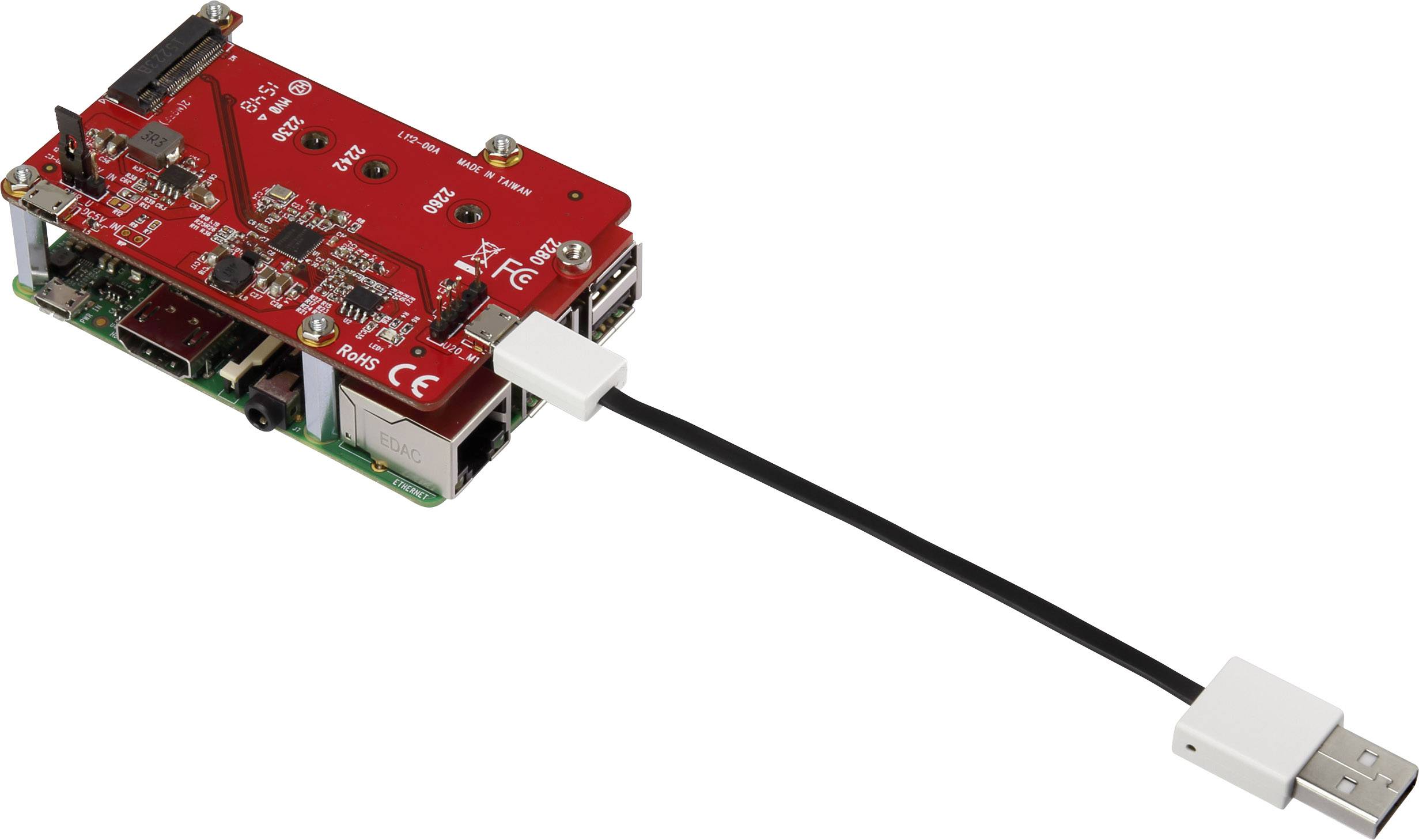 Elektronisk printplade med røde komponenter og forskellige tilslutninger, forbundet med et USB-kabel. Egnet til teknologiske anvendelser.
