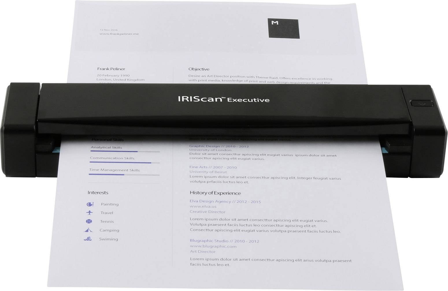 Et IRIScan Executive Scanner er ved at scanne et dokument. Dokumentet viser afsnit som målsætning og erhvervserfaring.