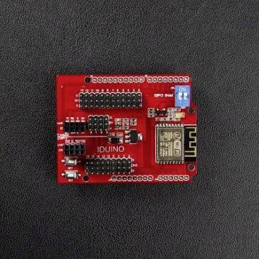 Rødt elektronisk board, markeret med 'IDUINO', viser et ESP8266-modul. Det bruges til programmering og styring af IoT-enheder.