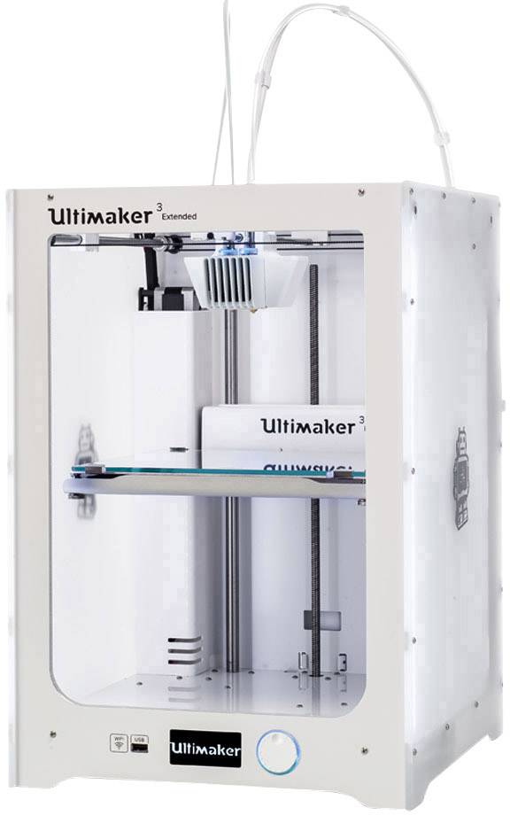 En 3D-printer i et hvidt kabinet med et åbent vindue viser printpladen og dyserne. Varemærkenavnet 'Ultimaker 3' er synligt.