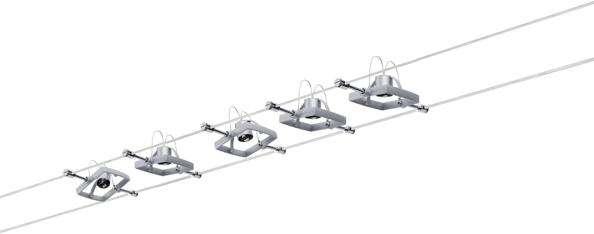 Fem moderne loftslamper er lineært ophængt i kabler, hvor hver lampe har et sekskantет design med et centralt lysende element.