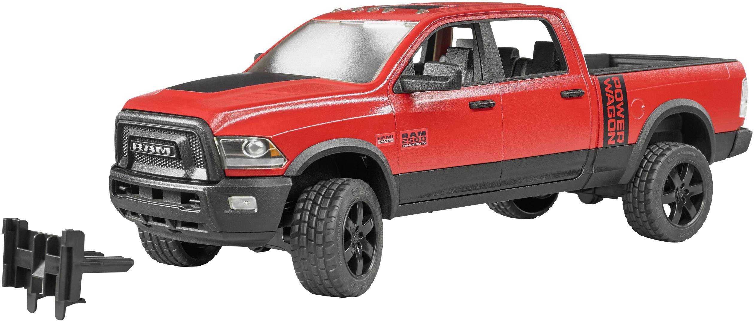 En rød modelbil af en pickup-truck med en sort detaljestribet. Bilen har store, sorte hjul og er placeret på en plan overflade.