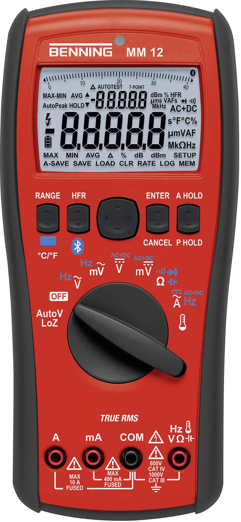 Digitalt multimeter Benning MM 12 med rødt hus. Skærmen viser forskellige måleværdier og symboler. Drejeomskifter og knapper til funktioner.