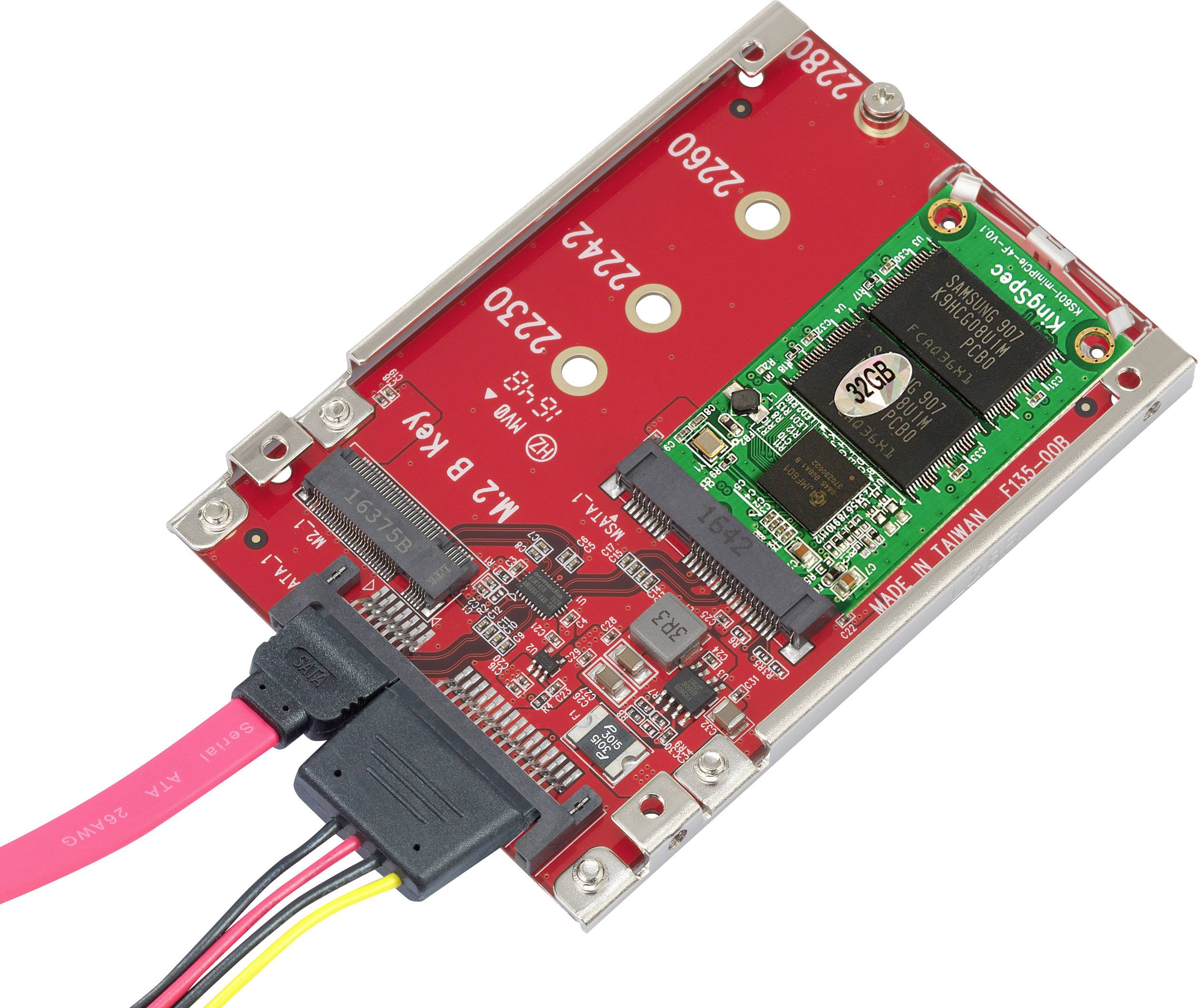 Rødt bundkort med tilsluttet SATA-kabel; viser elektroniske komponenter og forbindelser.
