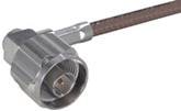 En koaksial kabelstik med metallisk forbindelsesstykke, som bruges til højfrekvente forbindelser.