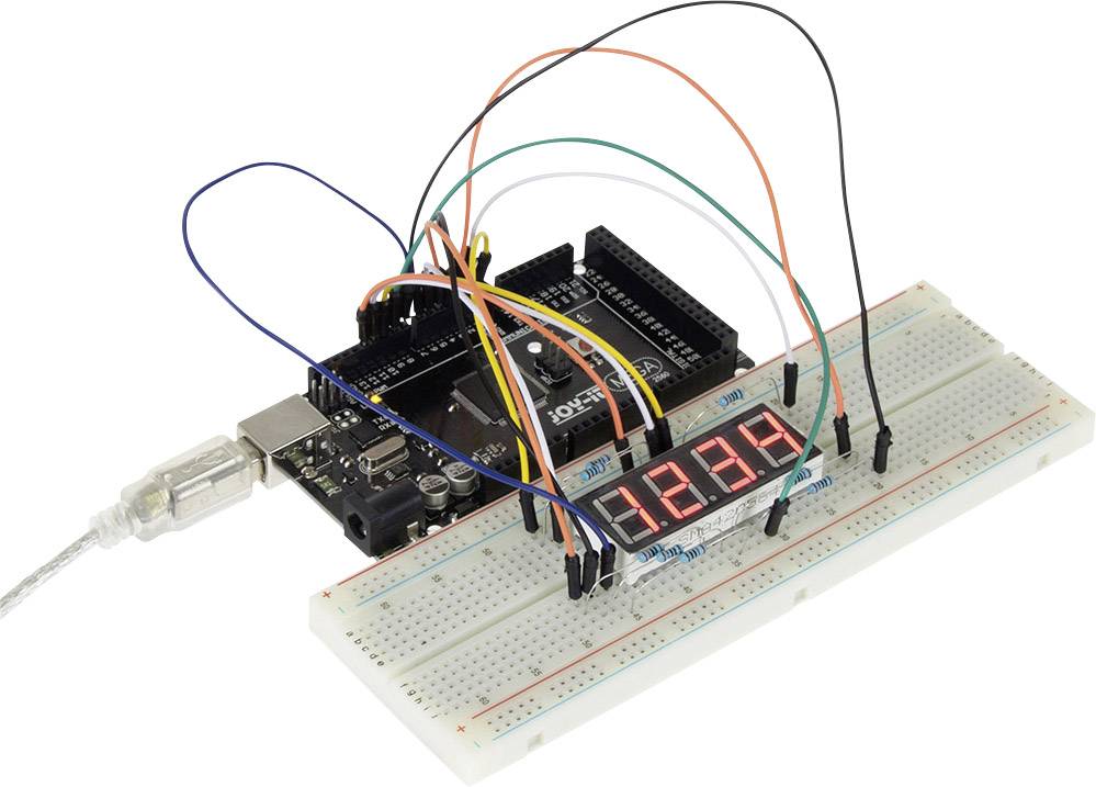 Arduino-board forbundet med et LED-display, der viser '1234'. Kabler er tilsluttet et breadboard, som demonstrerer elektriske kredsløb.