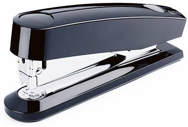 En sort kontorclips med blank metal, liggende og klar til brug.