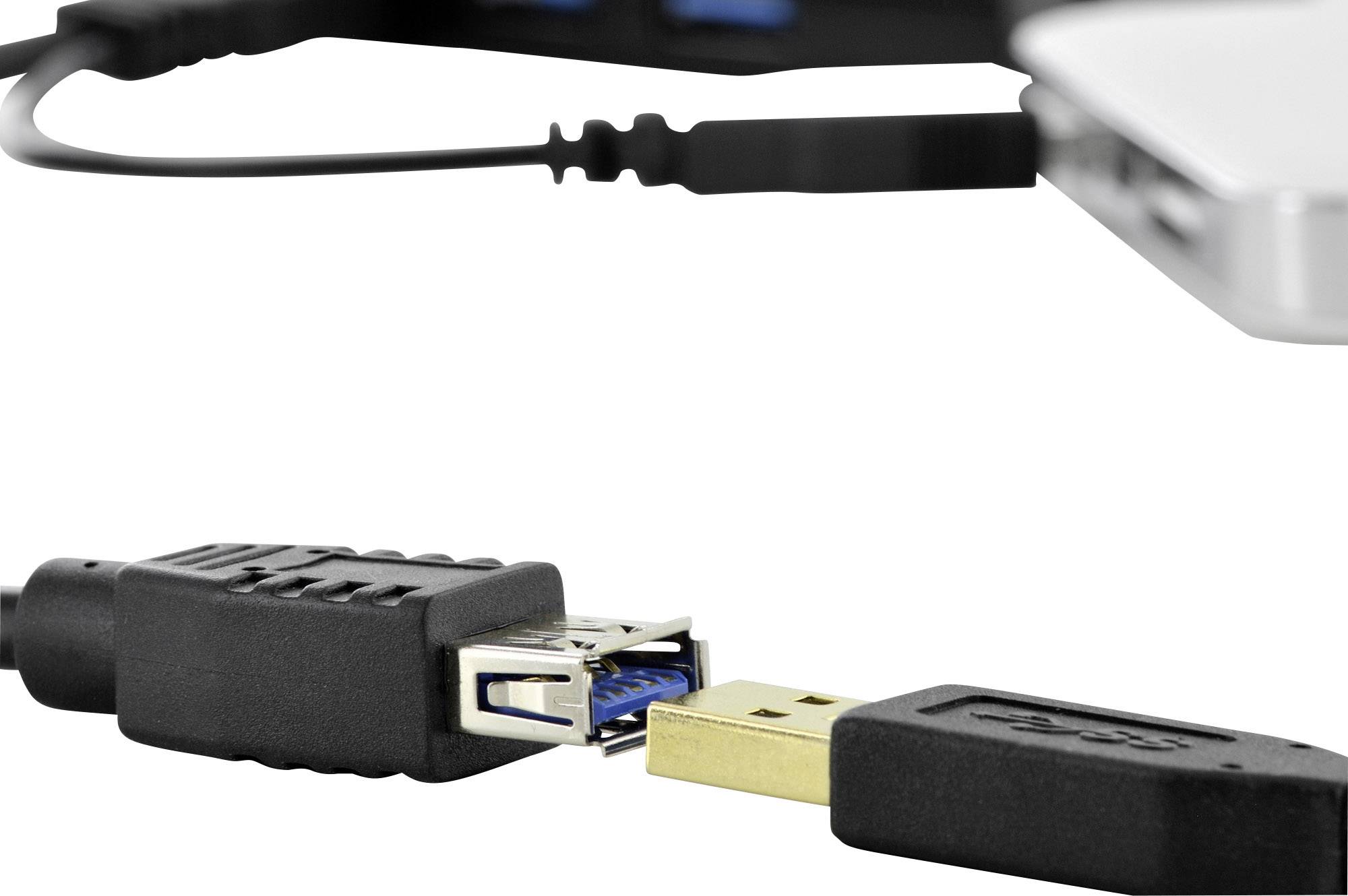 Nærbillede af et sort USB-kabel med en USB-stik, der er tilsluttet en bærbar computer. I baggrunden ses yderligere tilslutninger.