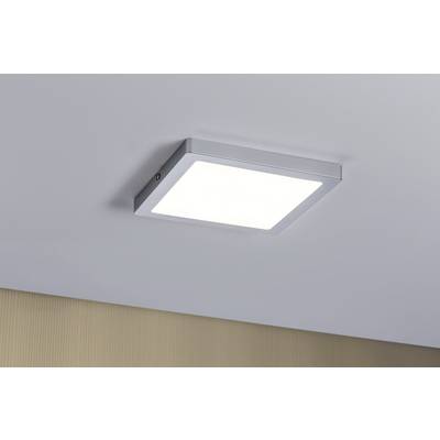 En firkantet loftslampe med sølvfarvet ramme afgiver ensartet, hvidt lys. Den er monteret på en glat, lys lofteflade.