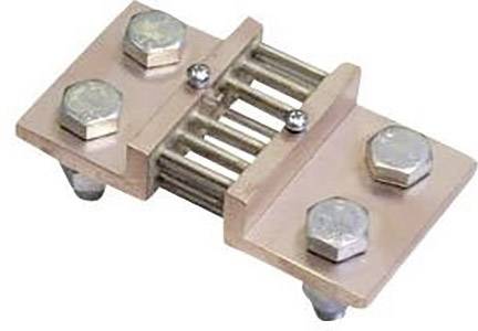 En kobberstrømskinneforbinder med metalstænger og skruer til fastgørelse, brugt i elektriske fordelingssystemer.