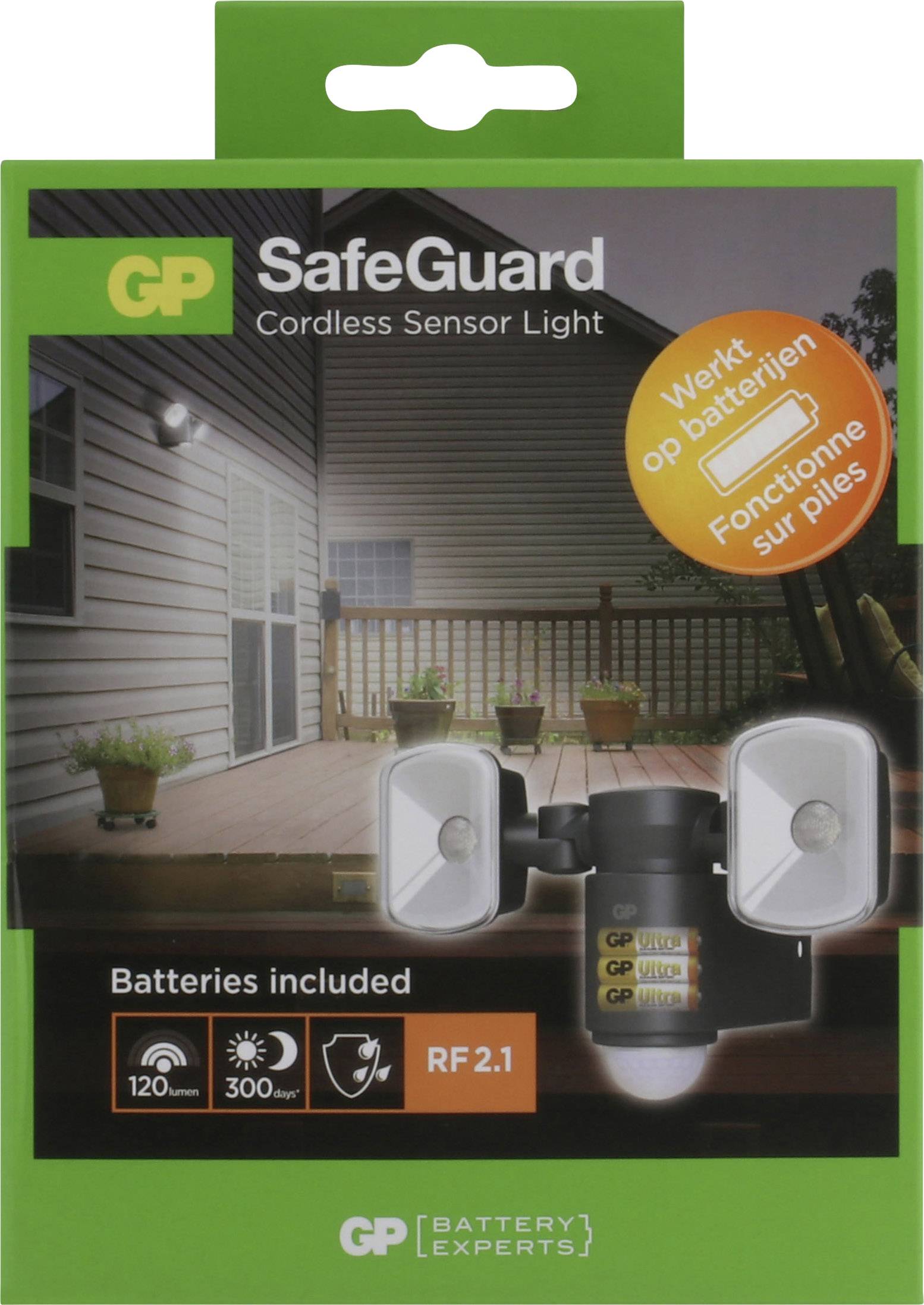 Emballage til en trådløs bevægelsesdetektor, 'GP SafeGuard', batteridrevet, med to lamper. Terrasse om natten i baggrunden. Batterier inkluderet.