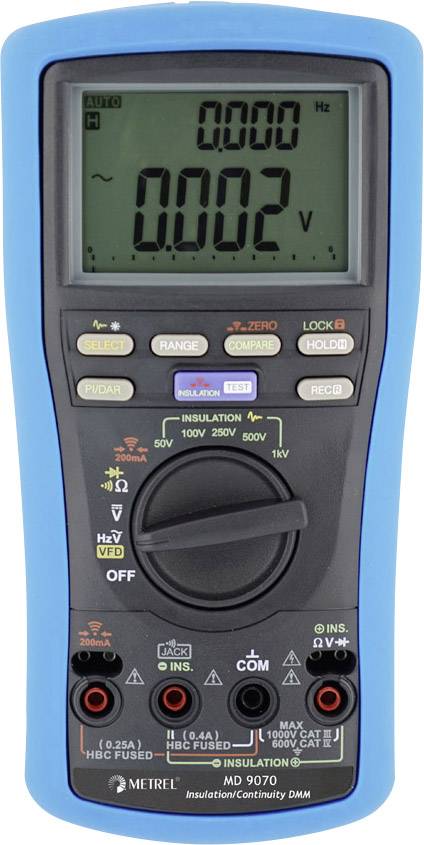 Et digitalt multimeter viser måleværdien '0,002 V' på et display. Det har flere taster og drejeknapper til betjening.