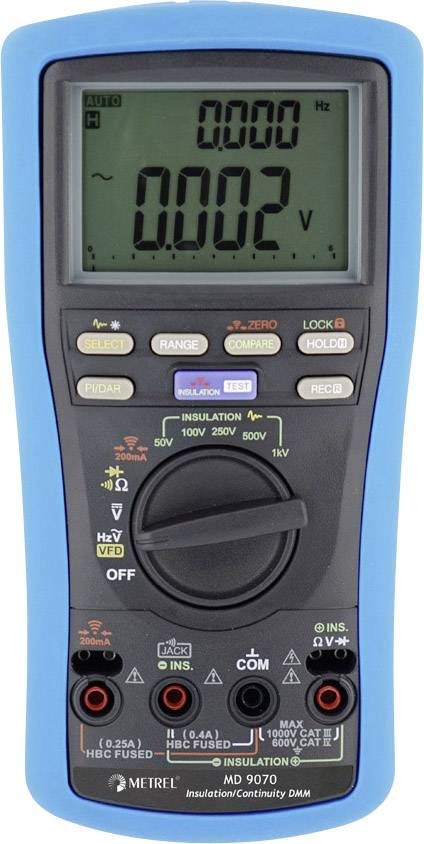 Digitalt multimeter med blåt kabinet og sort betjeningspanel, viser '0,002 V' på displayet. Apparat til måling af spænding og modstand.
