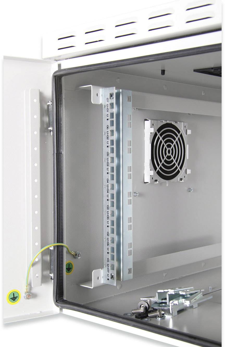 Et åbnet metalkabinet med ventilator og jordkabel, egnet til køling af elektroniske komponenter.