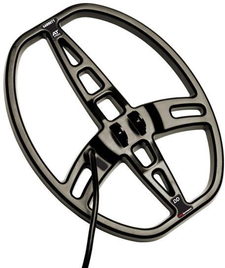 Rund metaldetektorsøgespole med flere åbninger og et kabel, der fører til midten.