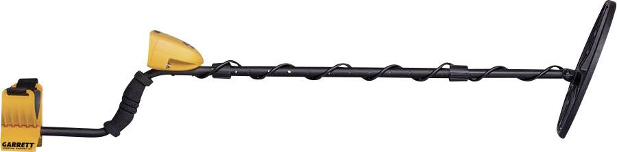 Metaldetektor med gul og sort design, udstrakt i vandret position, klar til brug udendørs.