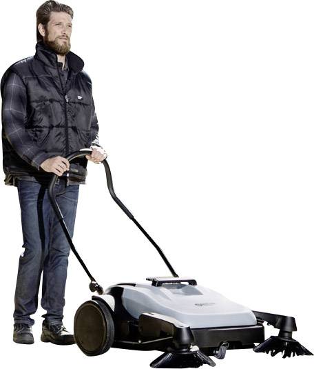 En mand skubber en manuel fejemaskine på en hvid baggrund. Maskinen har to roterende børster foran.