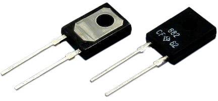 To elektroniske komponenter med metalforbindelser, sandsynligvis transistorer eller dioder, foran en hvid baggrund.