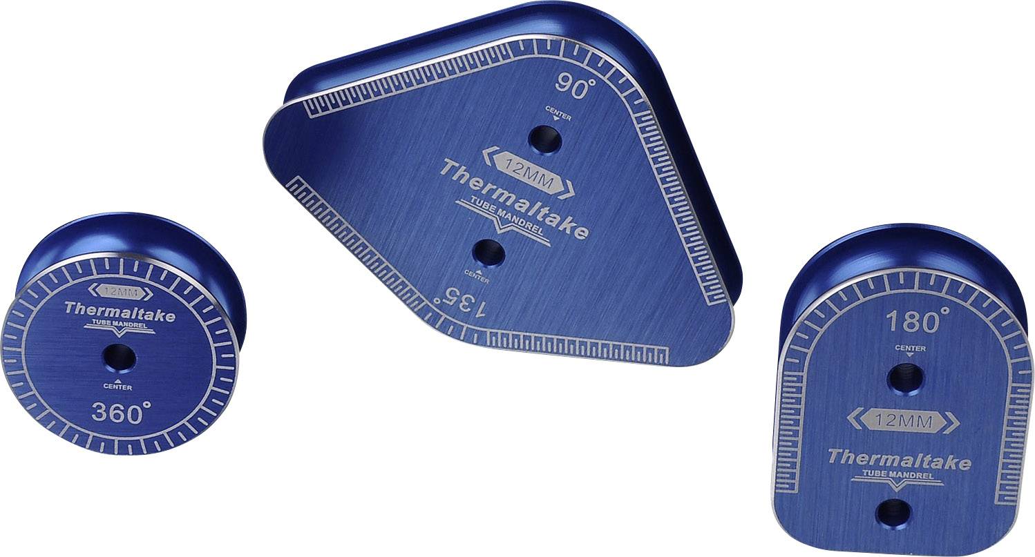 Tre blå metalværktøjer med vinkelmåler og 'Thermaltake'-logo, som viser vinkler på 90°, 135°, 180° og 360°, bruges til justering.